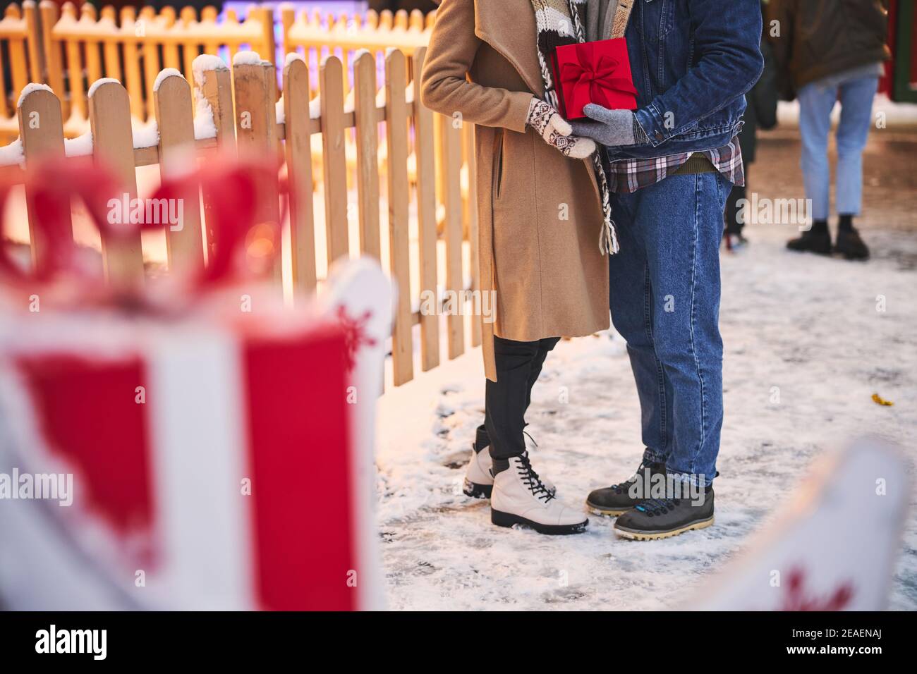 Liebevoller Mann und Frau, die Weihnachten im Freien feiern Stockfoto