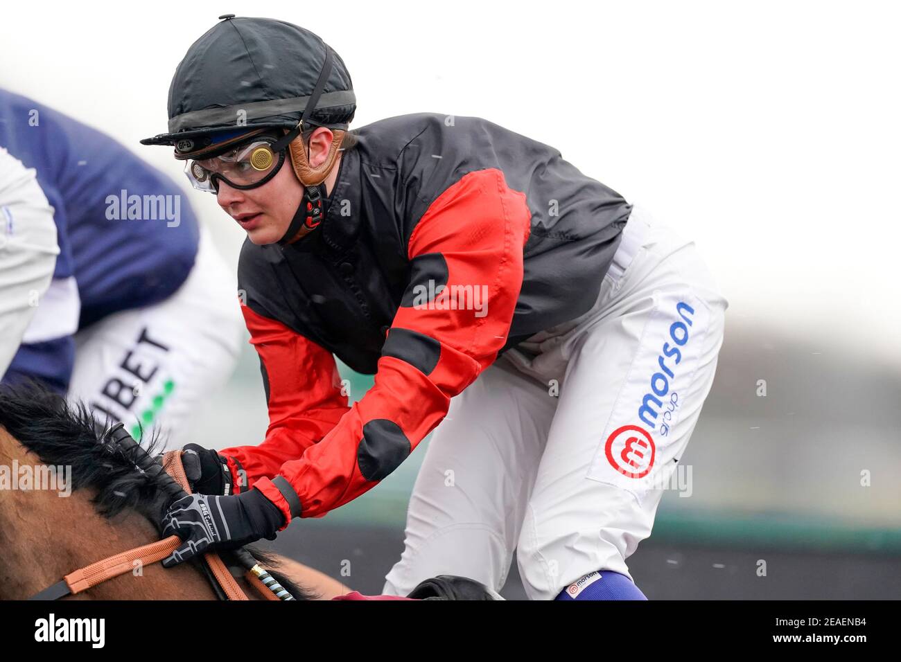 Jockey Megan Nicholls in Aktion beim Standard Open NH Flat Race vbet.co.uk auf der Rennbahn Kempton. Bilddatum: Dienstag, 9. Februar 2021. Stockfoto