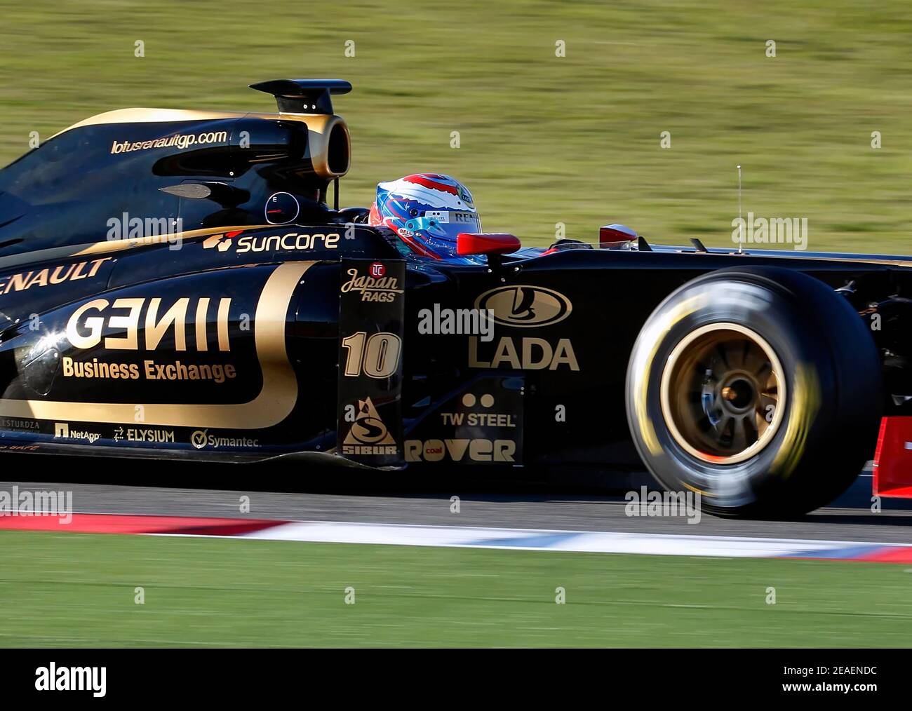 Vitaly Petrov fährt im Lotus Renault Formel 1-Teamwagen 2011 auf der Montmelo-Rennstrecke in Spanien Stockfoto