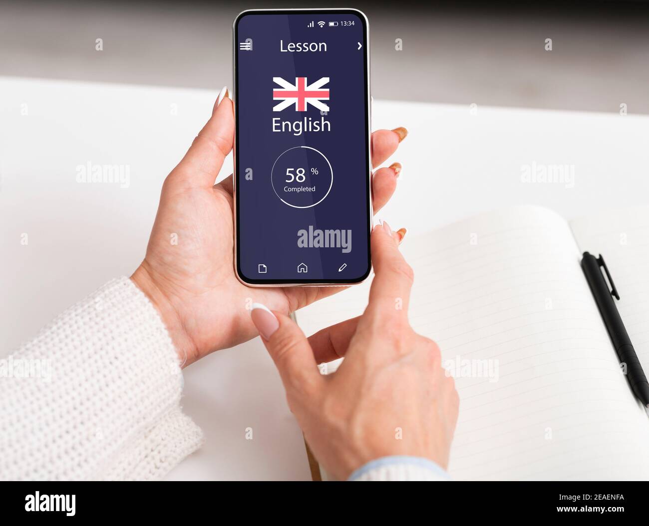 Female Study English Language Online Mit Moderner App Auf Smartphone, Creative Collage Stockfoto