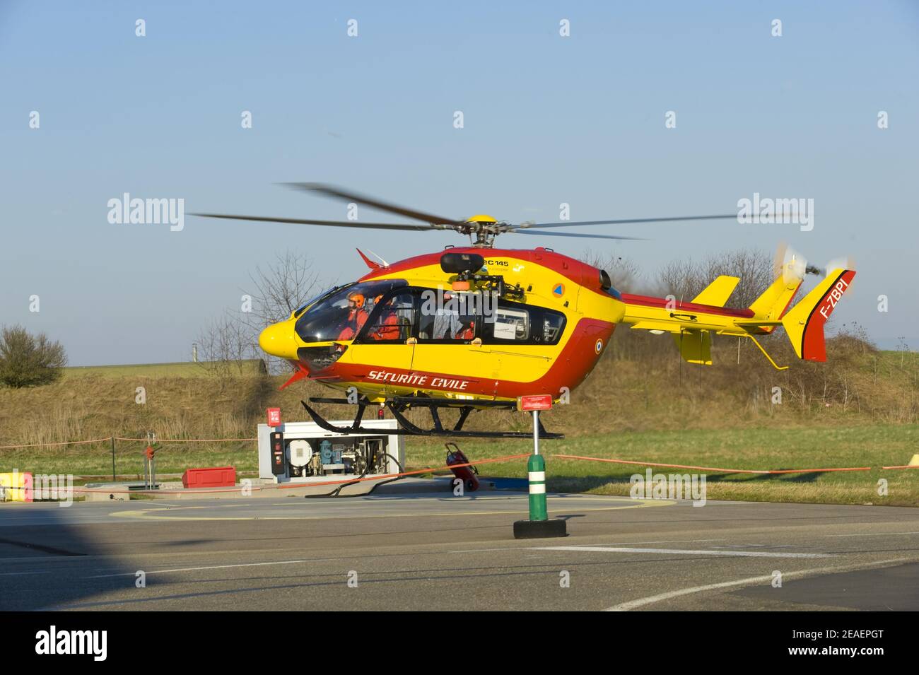 Zivilschutz-Helikopter, der vom flughafen straßburg abfliegt Stockfoto