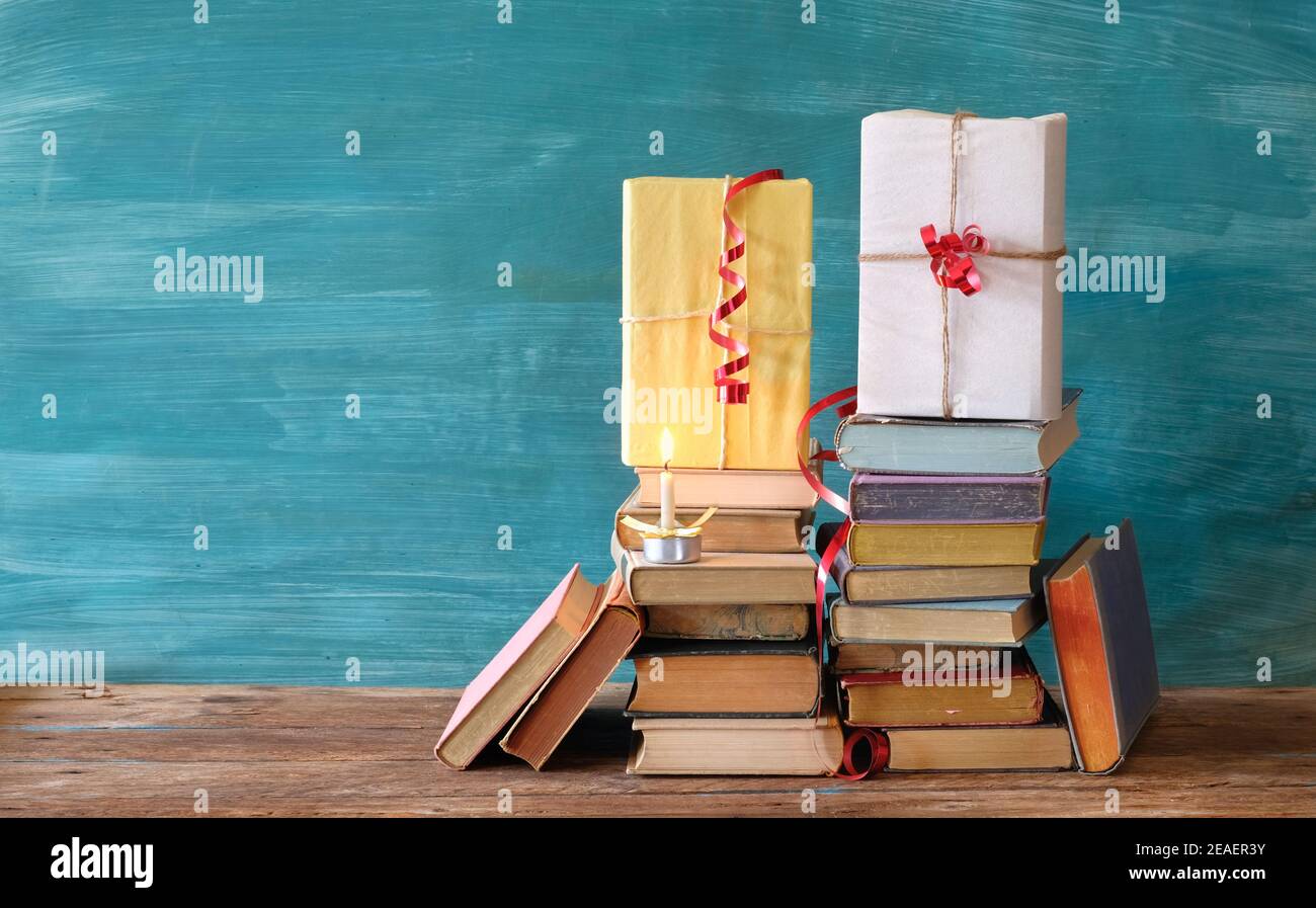 Bücher als Geburtstagsgeschenk, persönliches Geschenk, Lesen, Literatur, Bildung, ein Geschenk-Konzept Stockfoto