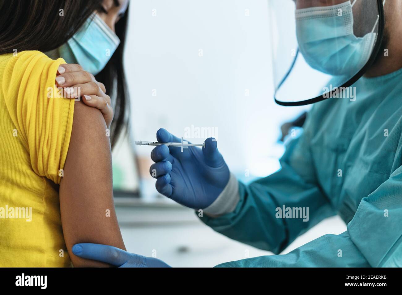 Medizinisches Personal, das Impfstoffinjektion zu weiblicher Patientin zur Verhinderung tut Und stoppen Corona Virus Ausbruch - Gesundheitswesen Medizin und Heilung Gegen covid19 Stockfoto