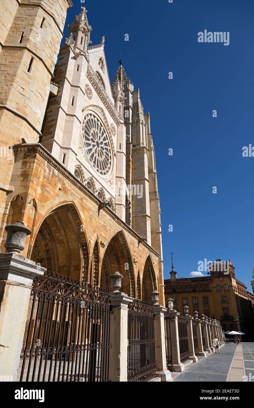 Europa, Spanien, Leon, Santa Maria de Leon Kathedrale mit Haupteingang und Rosettenfenster oben Stockfoto