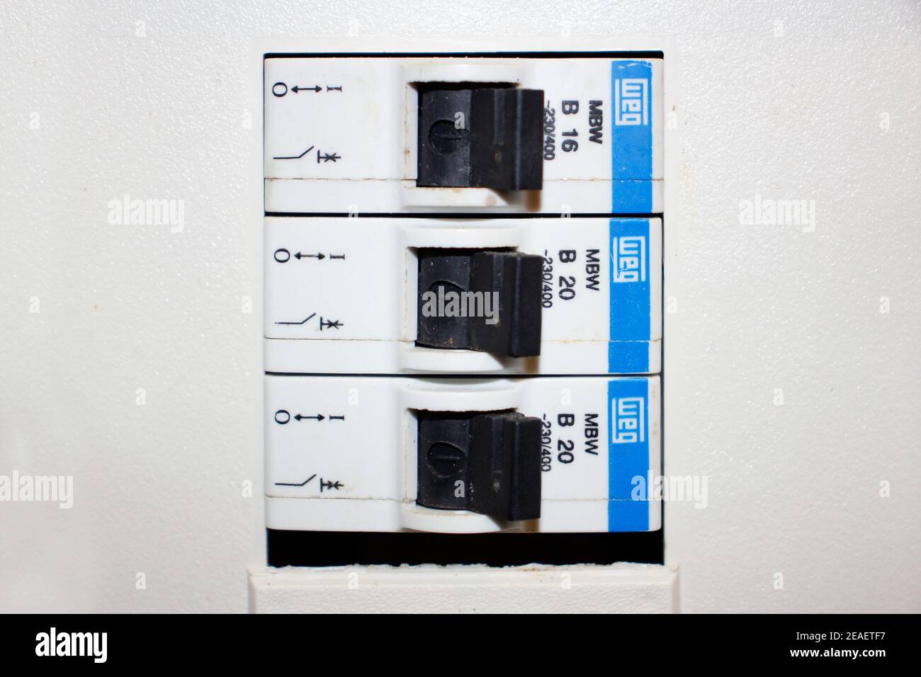 Natal, Rio Grande do Norte, Brasilien - 18. Januar 2021: Satz von elektrischen Schaltern oder Leistungsschaltern von der Firma WEG Stockfoto