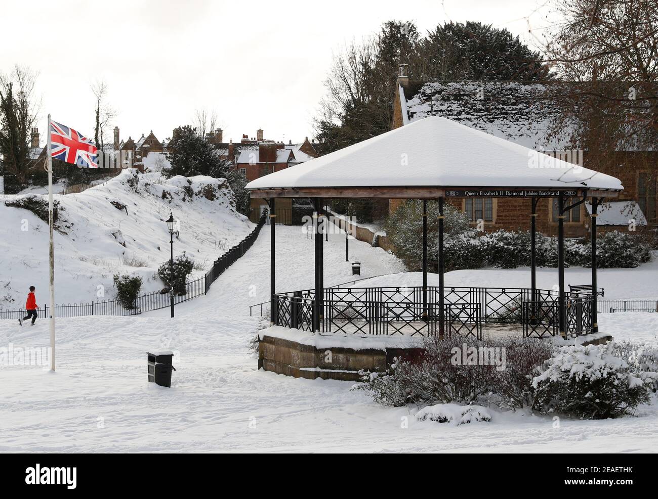 Oakham, Rutland, Großbritannien. 9th. Februar 2021. Wetter in Großbritannien. Die EU-Flagge fliegt neben dem Bandstand in Cutts Close Park, als die Temperatur in Großbritannien auf den niedrigsten Stand seit einem Jahrzehnt gesunken ist. Credit Darren Staples/Alamy Live News. Stockfoto