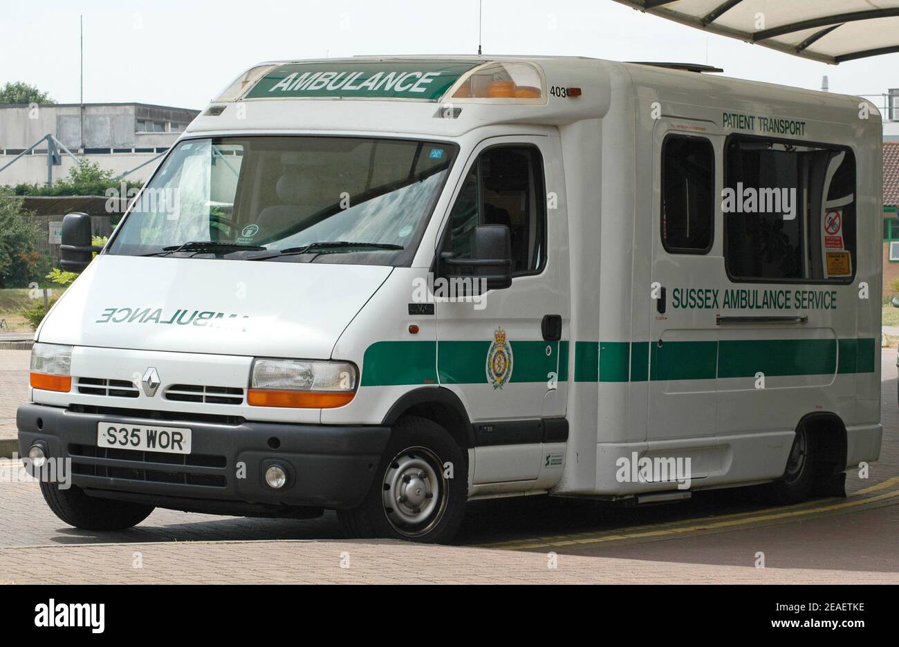 Krankenwagen vor dem St. Richards Krankenhaus, Chichester, West Sussex. Juli Stockfoto