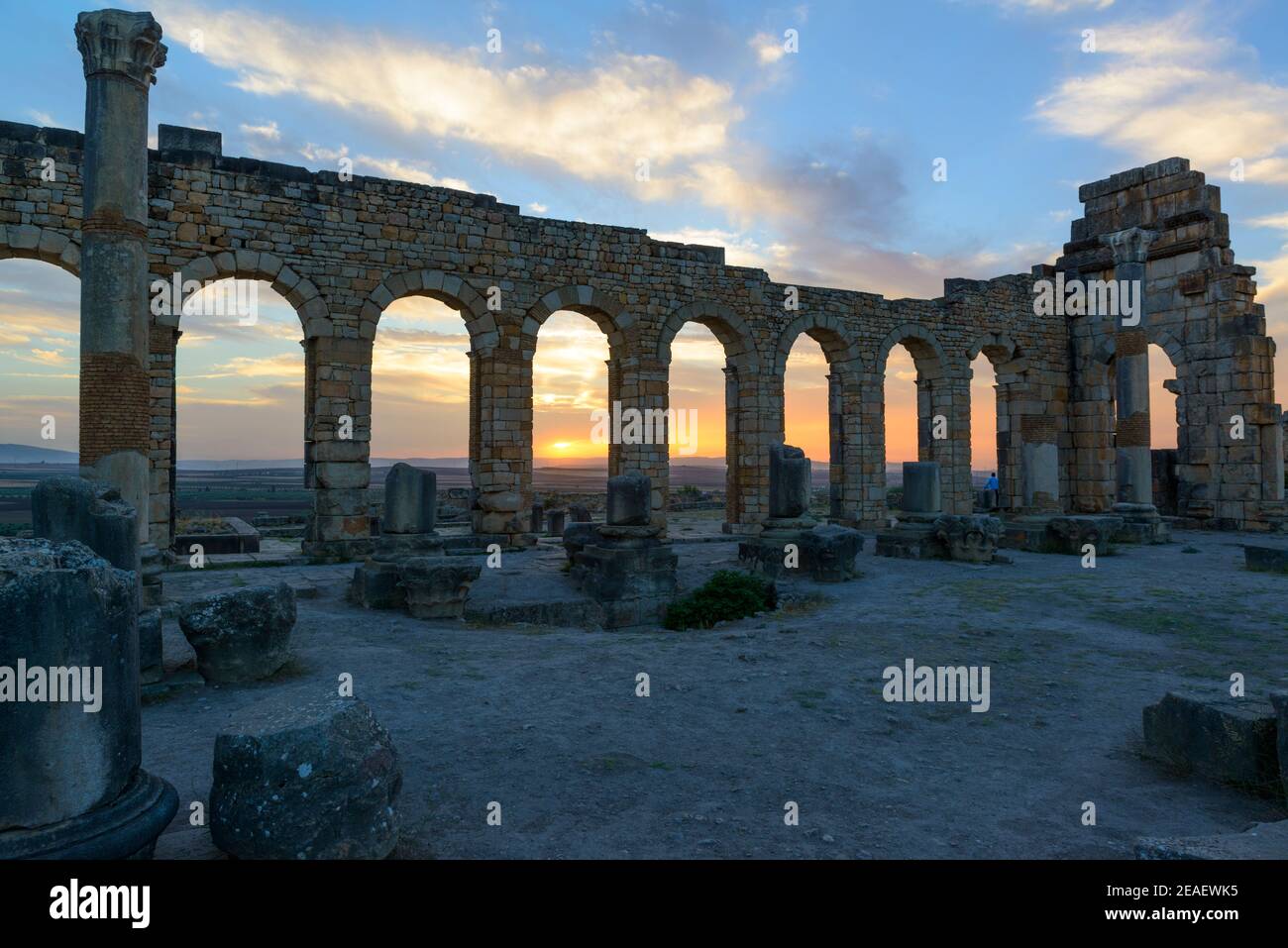 Sonnenuntergang im Inneren der Basilika in Volubilis, Marokko. Stockfoto