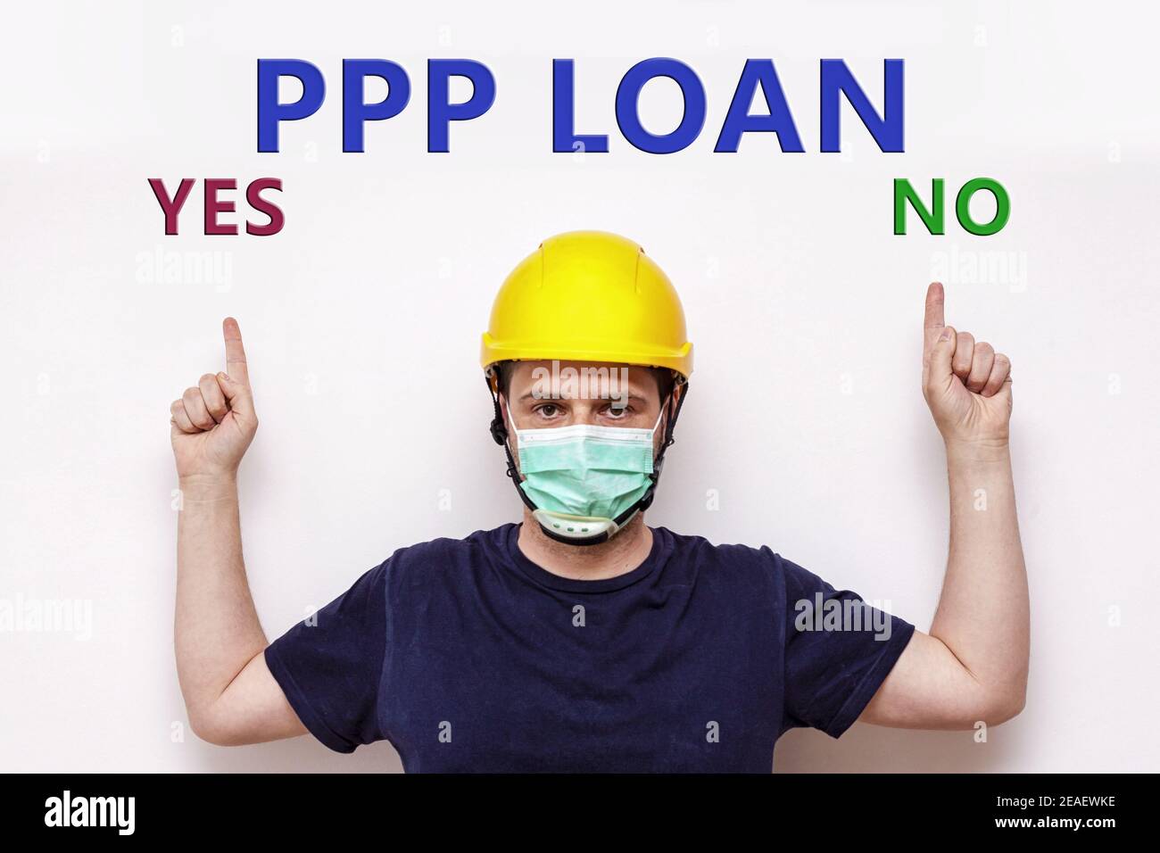 Arbeiter mit Helm erhobene Hände unter Ja/Nein Frage für PPP Darlehen Stockfoto