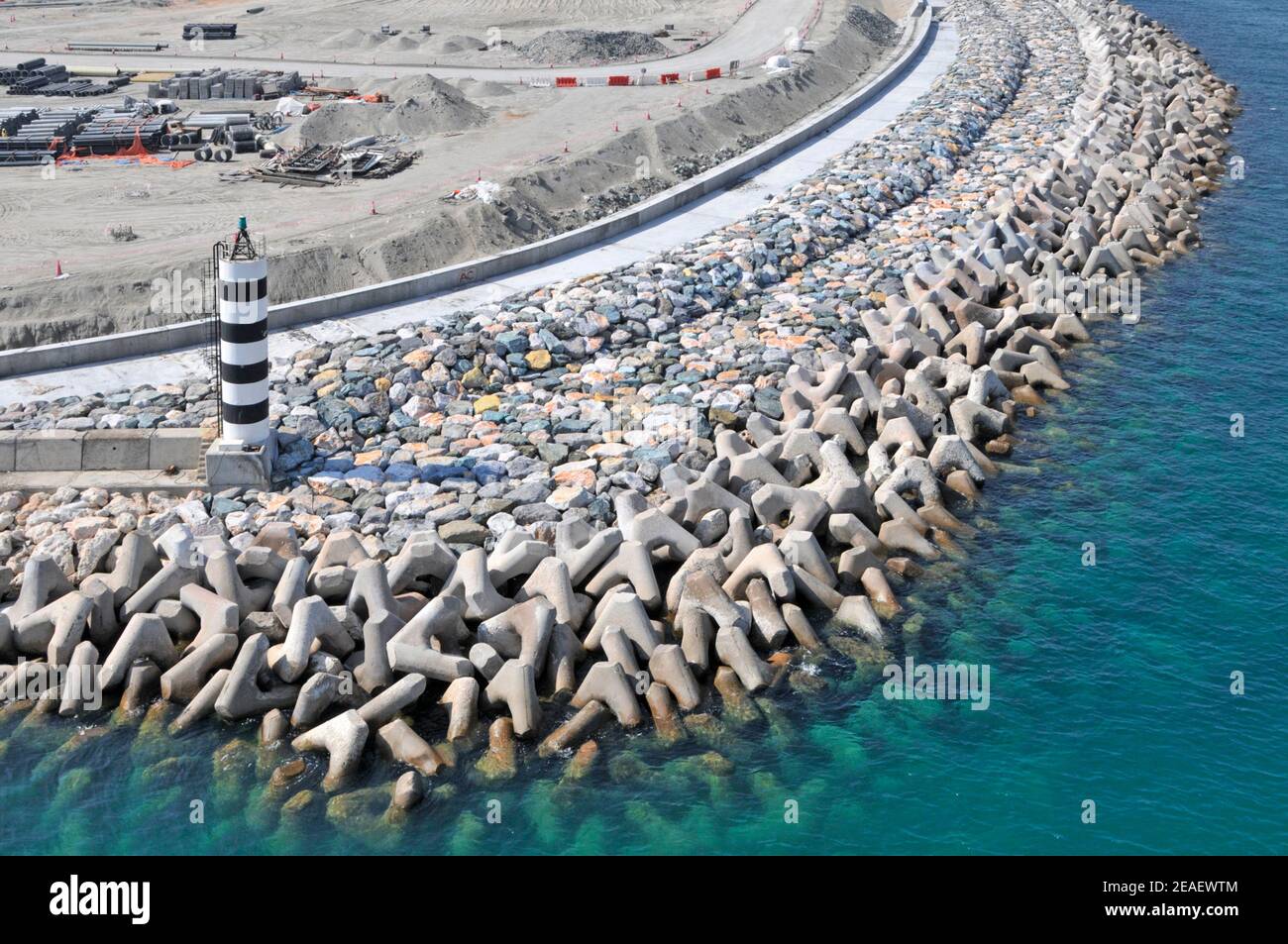 Sea Defences Tiefbau Infrastruktur Projekt Baustelle für Maritime Stadt mit tetrapod Art Betonblöcke an der Küste Dubai VAE Stockfoto