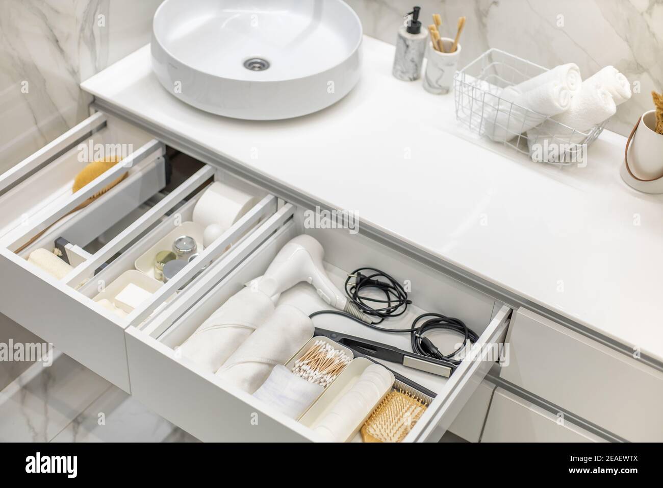 Badezimmer unter Waschbecken Organisator Schubladen mit ordentlich  platziert Toilettenartikel und Toilettenartikel Stockfotografie - Alamy