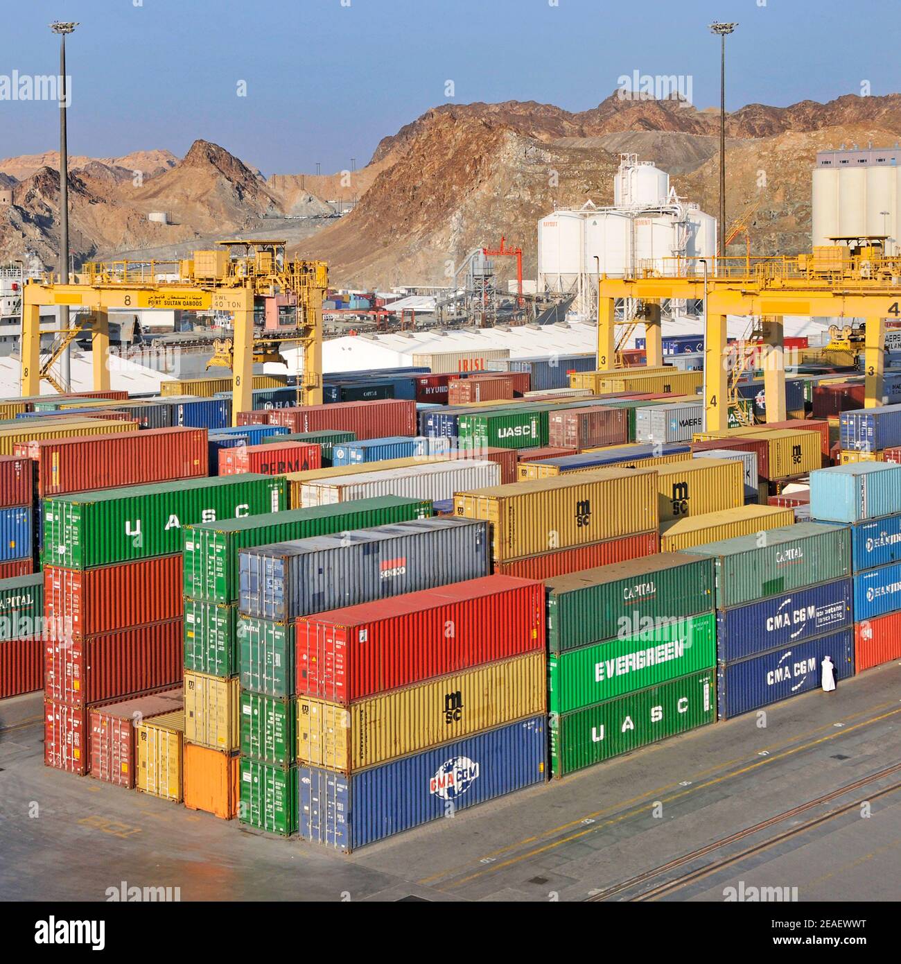 Luftaufnahme kommerziellen Dock & bunte Schiffahrtscontainer unter gelb Mobilkrane am Port Sultan Qaboos Muttrah Muscat Golf von Oman Naher Osten Stockfoto