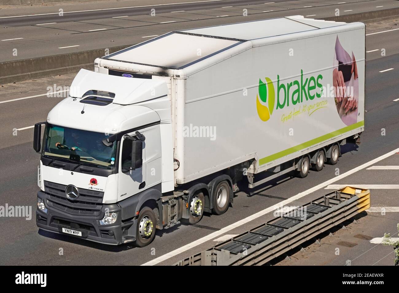 Bremsen Großhandel food Supply Chain & Distribution Logistics artikuliert Anhänger mit Werbung und Lkw Lkw Lkw entlang der Autobahn in Großbritannien England fahren Stockfoto