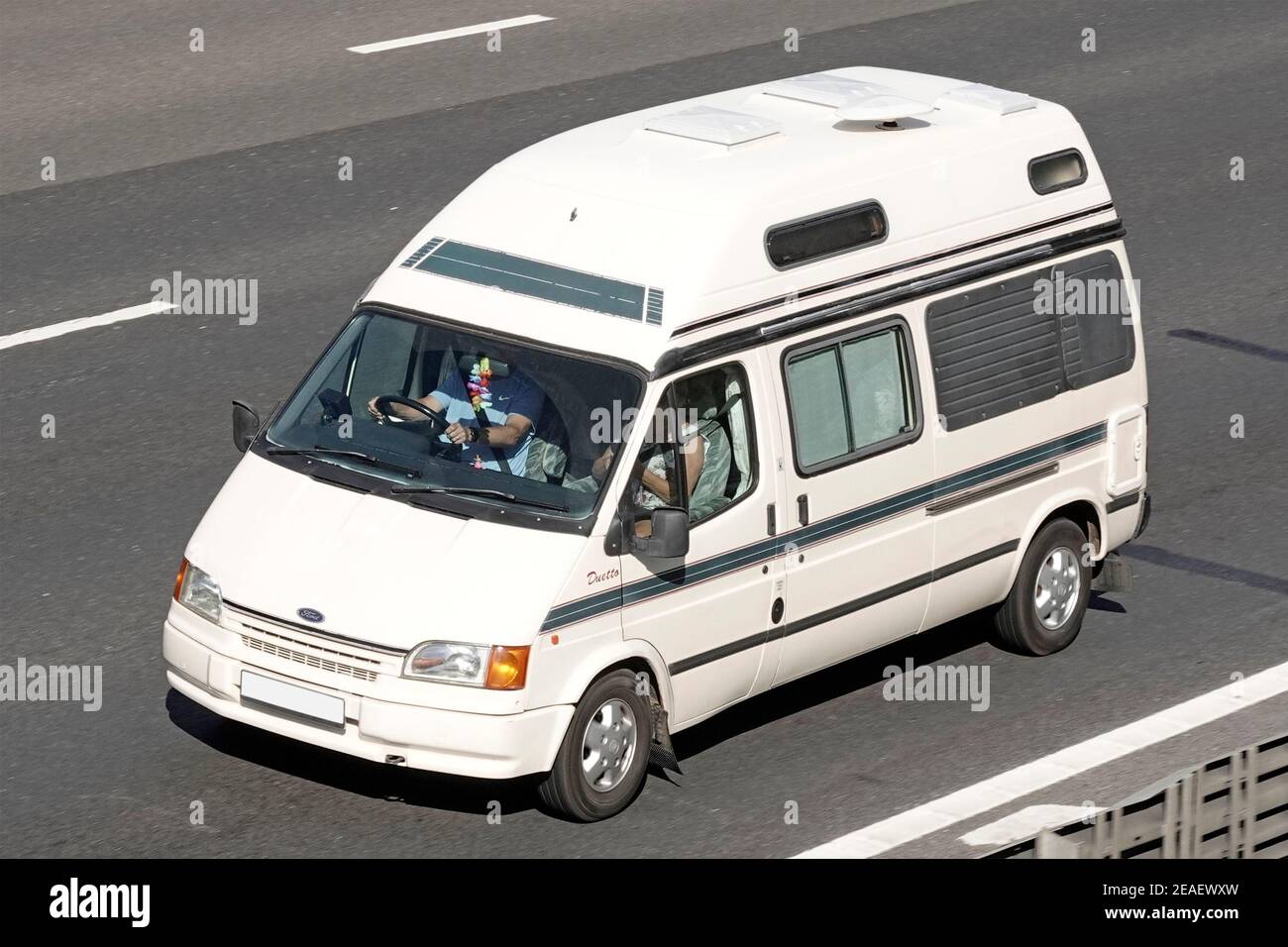 Luftaufnahme Dach vorne und Seite Auto Sleeper Duetto Wohnmobil Umbau von Ford Transporter zu Wohnmobil Mann fahren Und Frau Passagier UK Autobahn Stockfoto