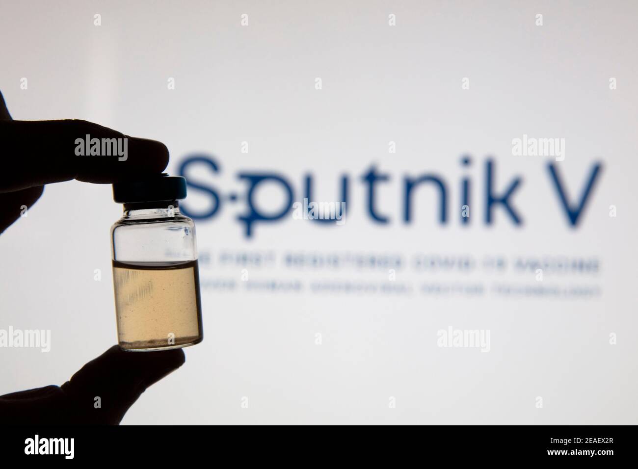 OXFORD, Großbritannien - Februar 2020: Sputnik V covid Impfstoff-Logo mit Injektionsfläschchen Stockfoto