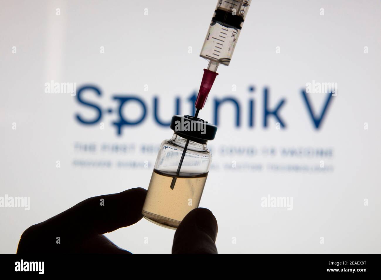 OXFORD, Großbritannien - Februar 2020: Logo für Sputnik V covid-Impfstoff mit Spritze und Fläschchen Stockfoto