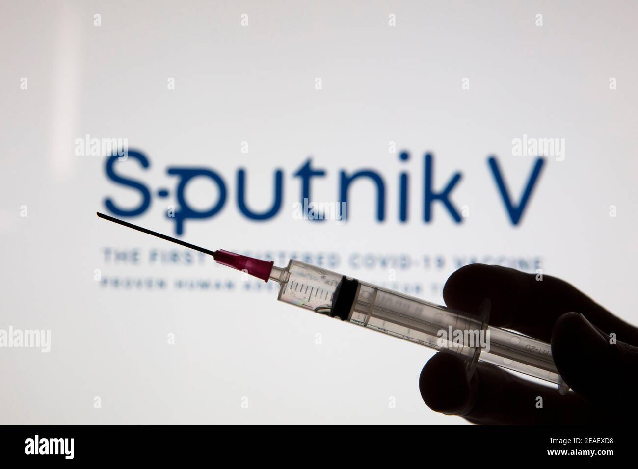 OXFORD, Großbritannien - Februar 2020: Sputnik V covid Impfstoff-Logo mit Injektionsspritze Stockfoto