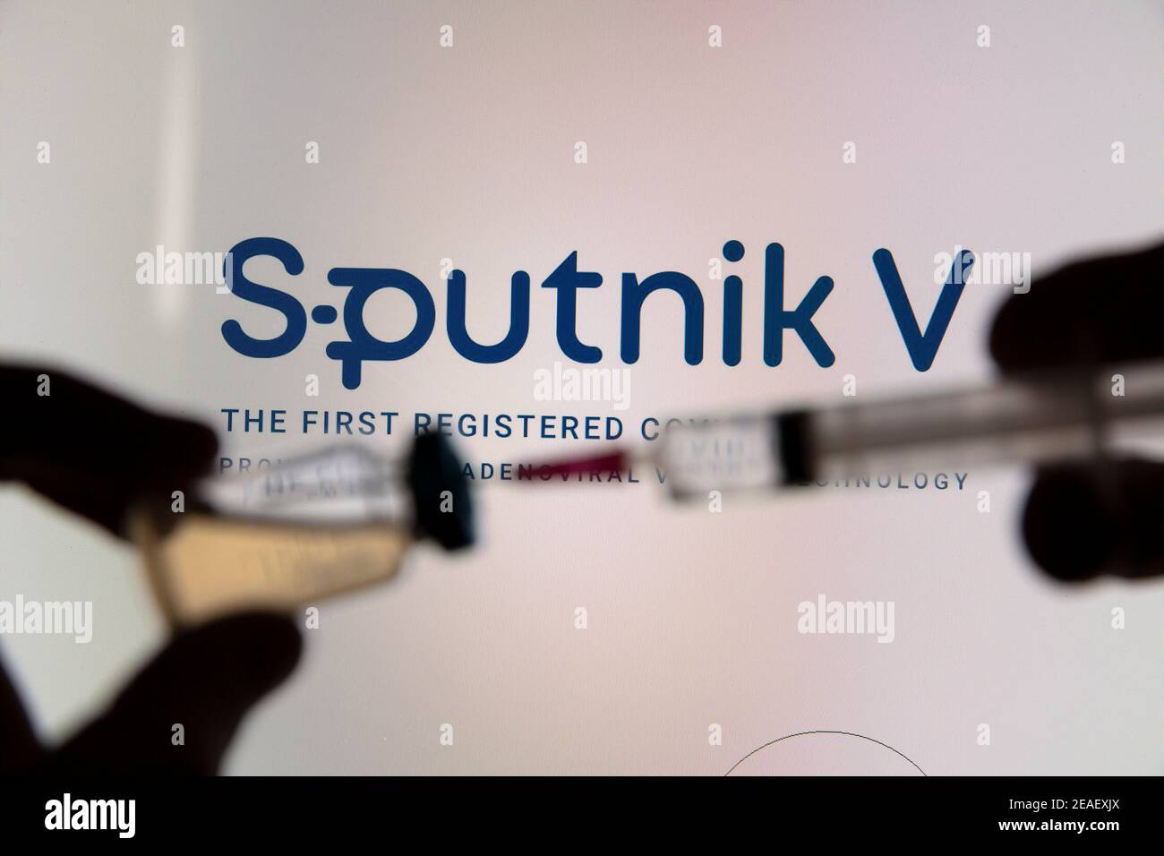 OXFORD, Großbritannien - Februar 2020: Logo für Sputnik V covid-Impfstoff mit Spritze und Fläschchen Stockfoto