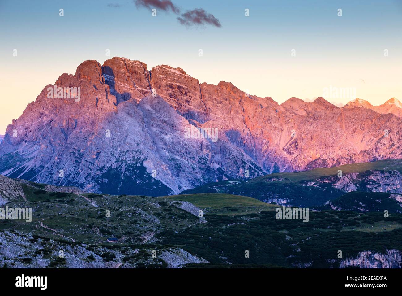 Sonneneinstrahlung bei Sonnenaufgang auf dem Monte Cristallo. Die Ampezzo Dolomiten. Ittalische Alpen. Europa. Stockfoto