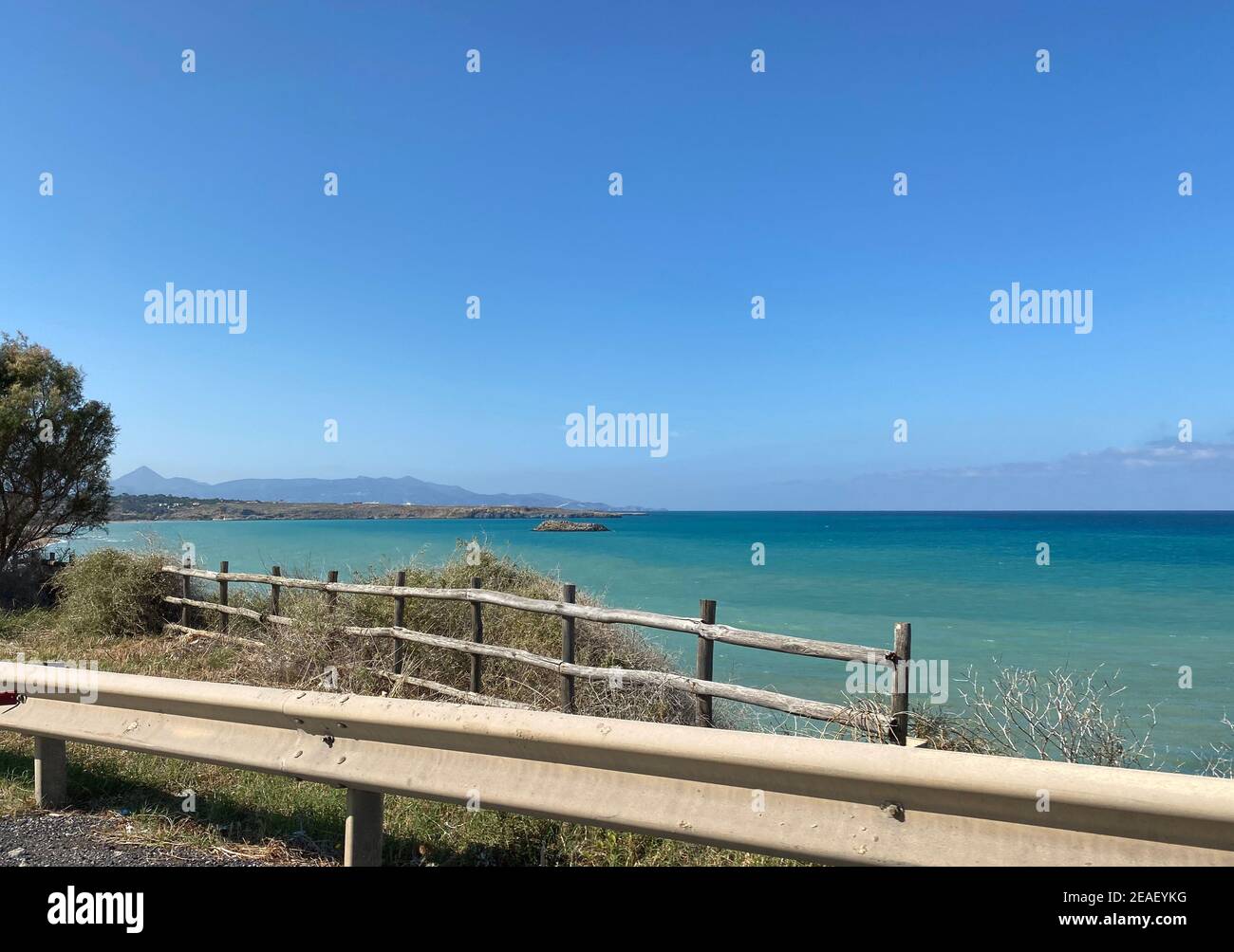 Wunderschöne Küste mit lebendigen blauen Farben Wasser auf Kreta, Griechenland Stockfoto