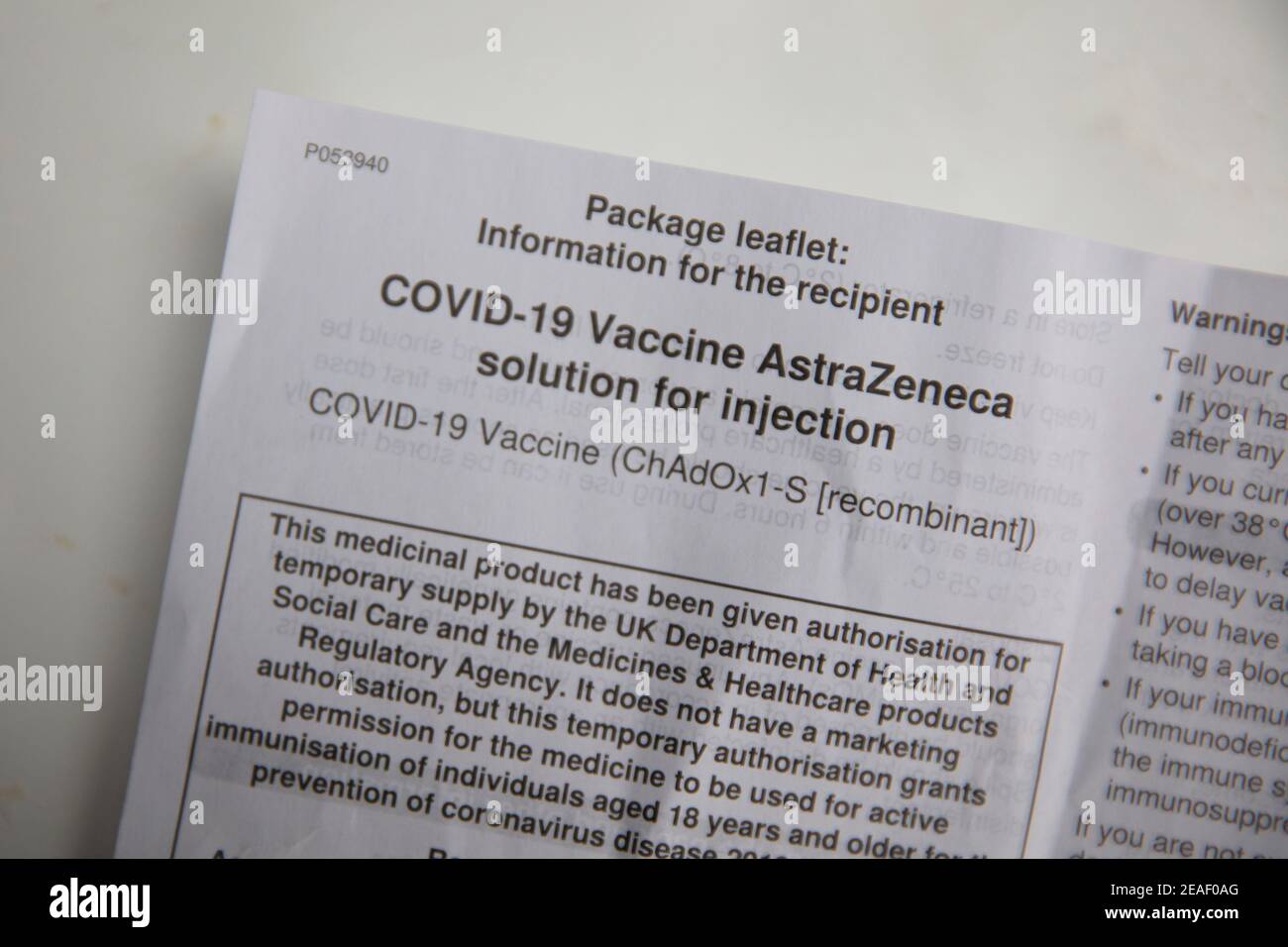 OXFORD, Großbritannien - Februar 2020: AstraZeneca Covid-Impfstoffinformationsblatt Stockfoto