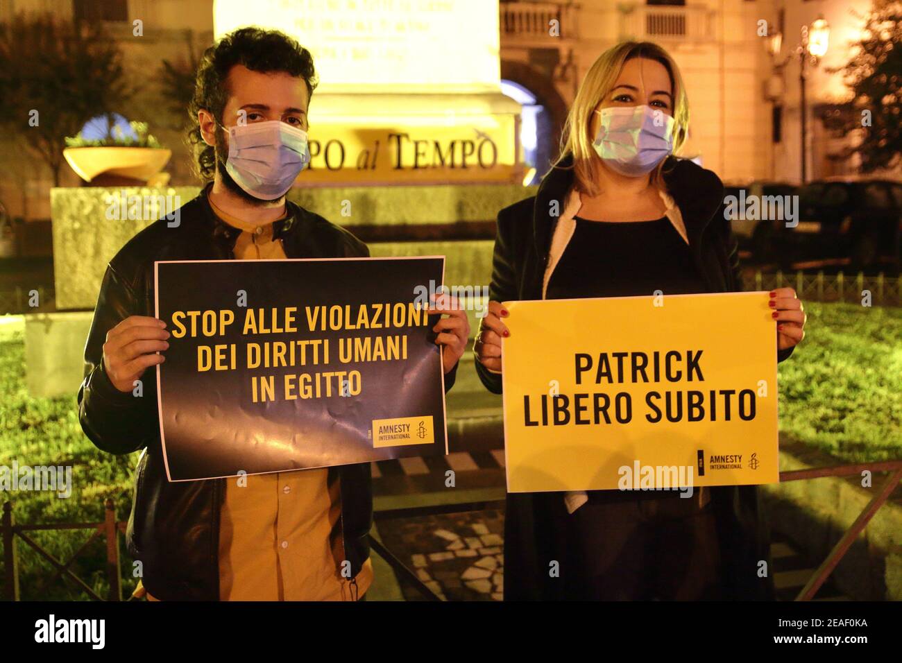 Im Namen von Patrick #Zaki, um die Bitte um Befreiung zu seinen Gunsten zu unterstützen, zu verbreiten und zu unterstützen. Das ist der Geist der Initiative, die heute Abend von 18 bis 22 das Kriegsdenkmal auf der Piazza D'Arezzo in Pagani erleuchtete. Die Initiative stark durch den stellvertretenden Bürgermeister von Pagani gewünscht, reagiert Mena Pappalardo auf den Vorschlag der internationalen Organisation Amnesty International, Umschreibung Kampanien-Potenza, von gelb ein Ort Symbol der Stadt zu beleuchten, Zu einem Jahr von der Inhaftierung des ägyptischen Studenten des Master of Studies of Gender der Universität "Alma Mater Stockfoto