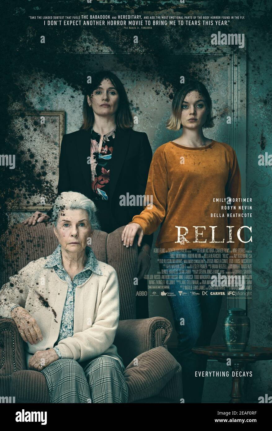 Relic (2020) unter der Regie von Natalie Erika James mit Robyn Nevin, Emily Mortimer und Bella Heathcote. 3 Generationen derselben Familie werden von einer Demenz heimgesucht, die das Haus ihrer Familie verbraucht. Stockfoto