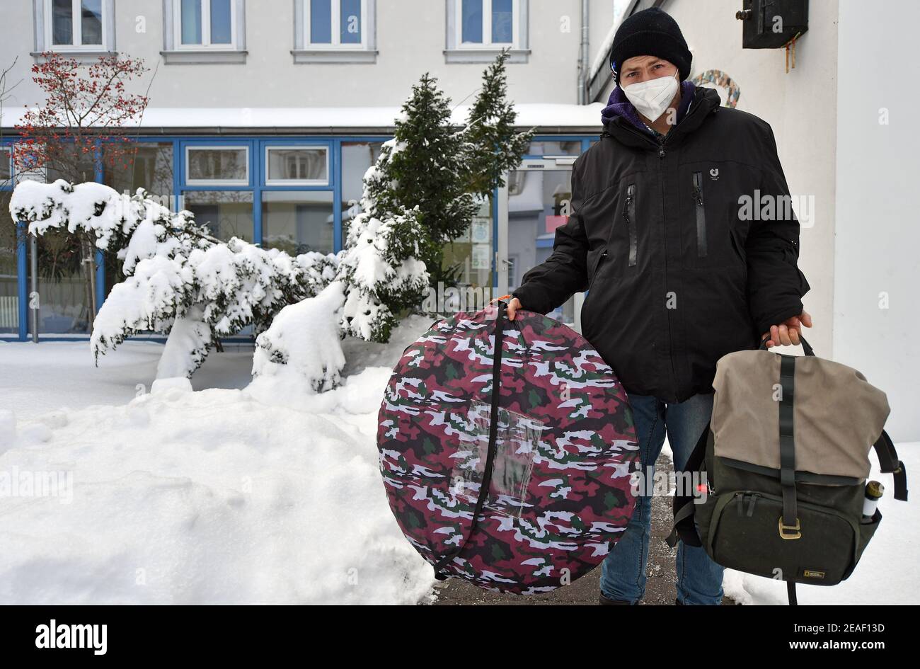 Erfurt, Deutschland. Februar 2021, 09th. Dennis Andreas Voigt, ein  Obdachloser, zeigt sein Wurfzelt und seinen Rucksack vor dem Erfurter  Caritas Tagestreff. Der Treffpunkt ist zwischen 9 und 4 Uhr geöffnet.  Obdachlose können