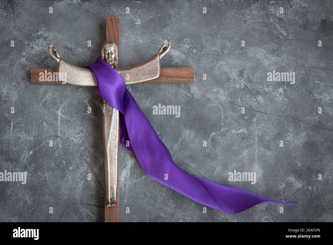 Auferstehung Kreuz Jesu mit den Armen im Dunkeln Hintergrund mit violettem Band und Kopierraum geliehen Stockfoto