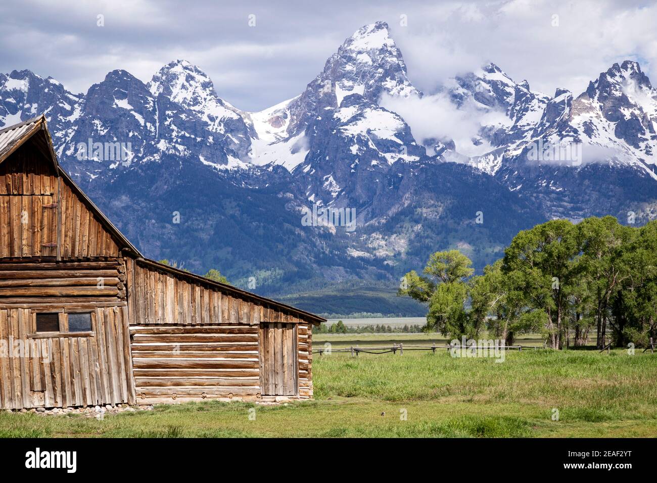 Der Grand Teton aus der Molton Scheune im Grand Teton National Park, Wyoming. Stockfoto