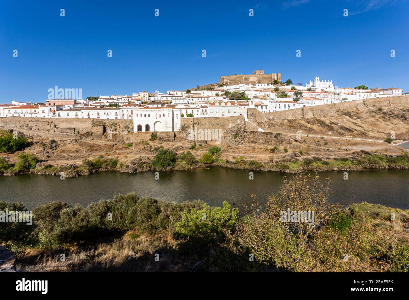 Altstadt von Mértola mit Schloss und Guadiana Fluss, Alentejo, Portugal Stockfoto