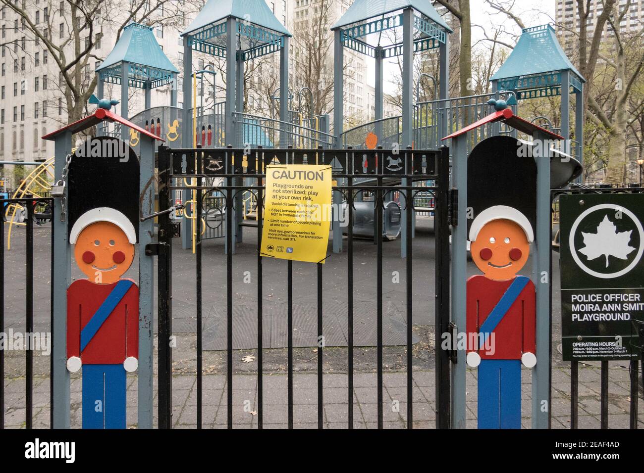 Melden Sie sich während der Covid-19-Pandemie, New York City, USA, im Madison Square Park Playground an Stockfoto