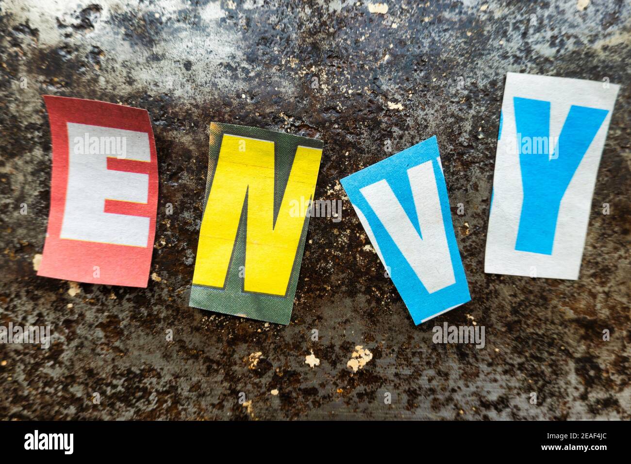 TheWord 'Envy' mit ausgeschnittenen Papierbuchstaben in der Lösegeld Note Effekt Typografie, USA Stockfoto