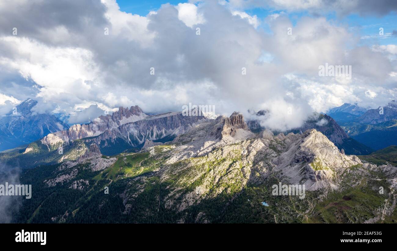 Blick auf die Dolomiten: Croda da Lago, Averau, Nuvolau. Venetien. Italienische alpen. Europa. Stockfoto