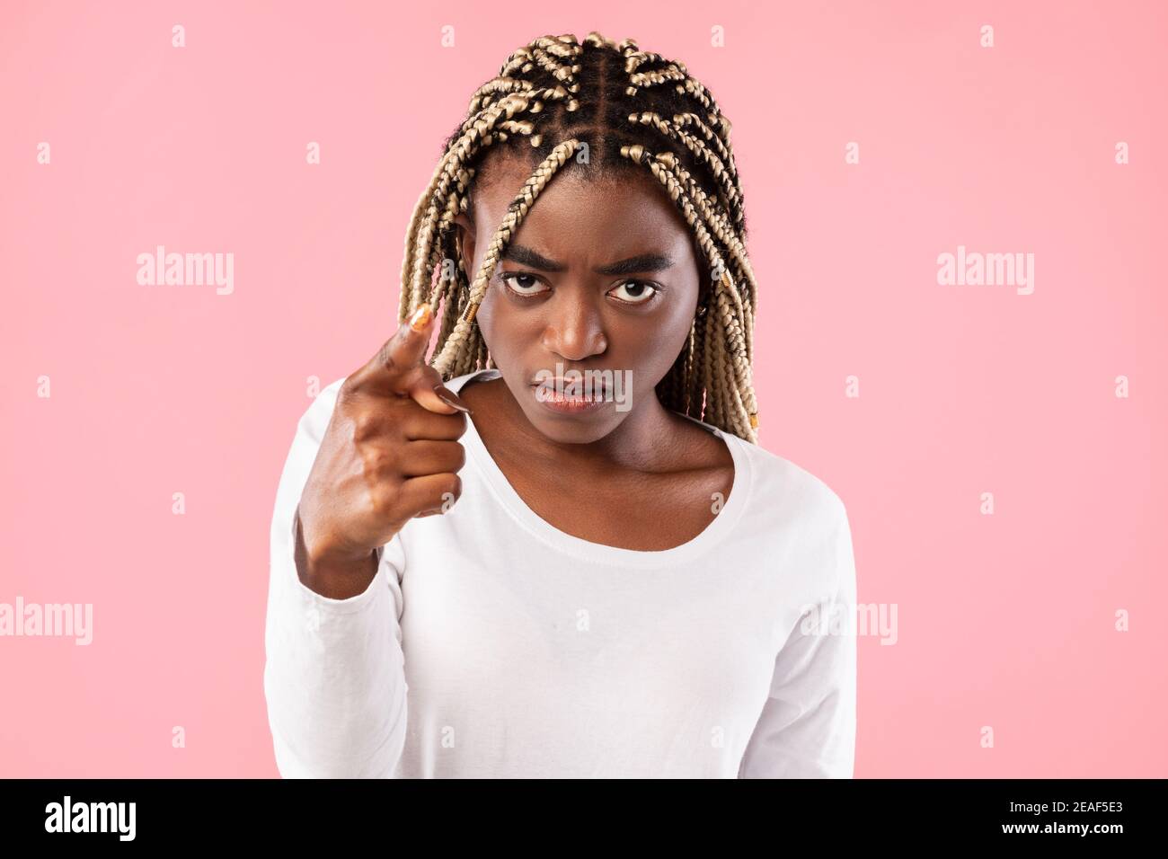 Wütend afro Frau zeigt Finger auf Kamera Stockfoto