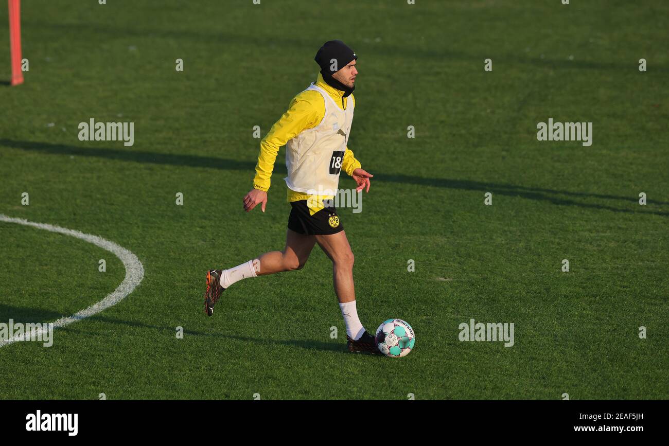 Stadt Dortmund, Deutschland. 09th Feb, 2021. firo: 09,02.2021, Fußball, 1st Bundesliga, Saison 2020/2021, BVB, Borussia Dortmund, Training, Mahmoud Dahoud, Einzelaktion zur weltweiten Nutzung Quelle: dpa/Alamy Live News Stockfoto