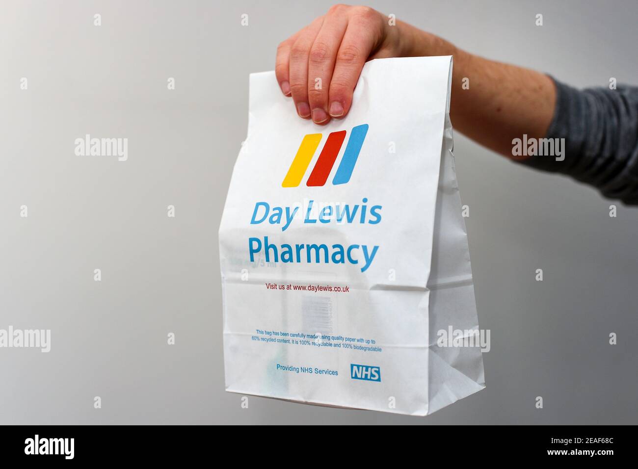 Ein Mann, der ein NHS-Rezept von der Day Lewis-Apotheke übergab. Stockfoto
