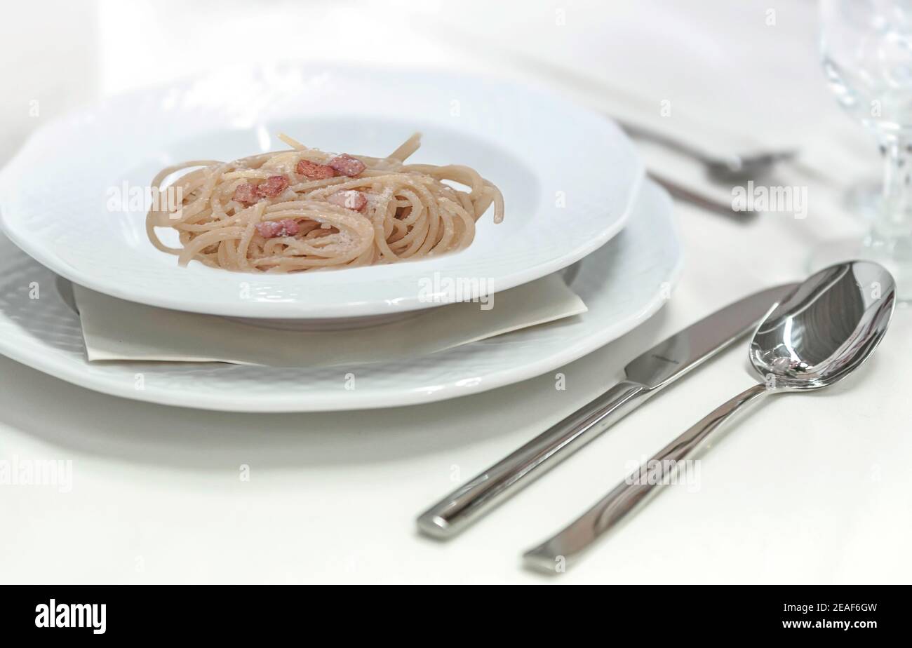Pasta alla carbonara ist ein typisches Gericht aus dem Latium und vor allem aus Rom Stockfoto