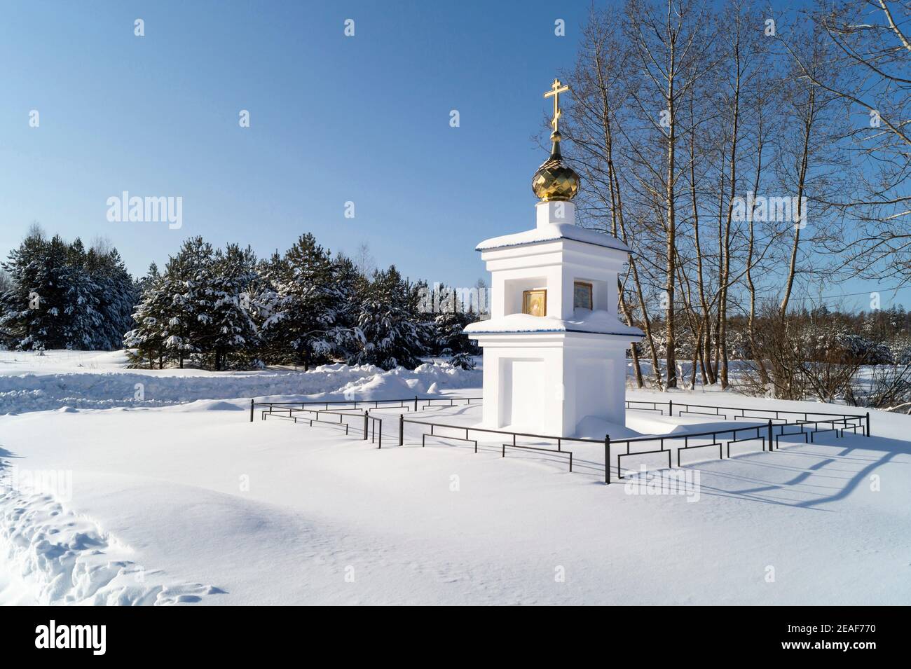 Blanching Kapelle mit Gold(en) Kuppel und Kreuz auf Hintergrund Holz. Landschaft mit Kiefer und Birke im Winter Länge der Zeit Stockfoto