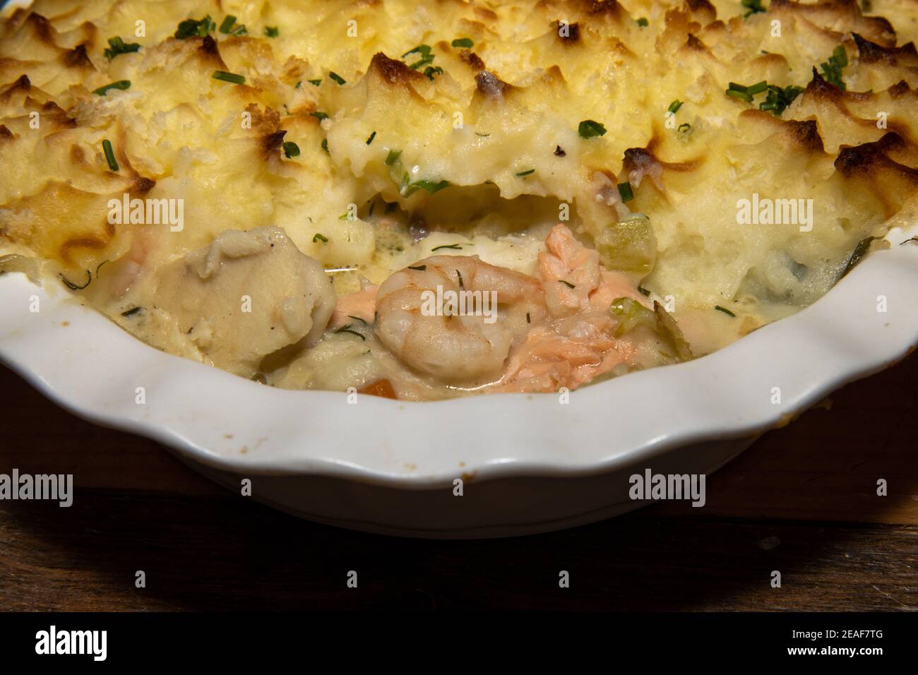 Ein köstlicher Fisch- und Seafood-Kuchen, gekrönt mit goldbrauner Kartoffelpüree Stockfoto