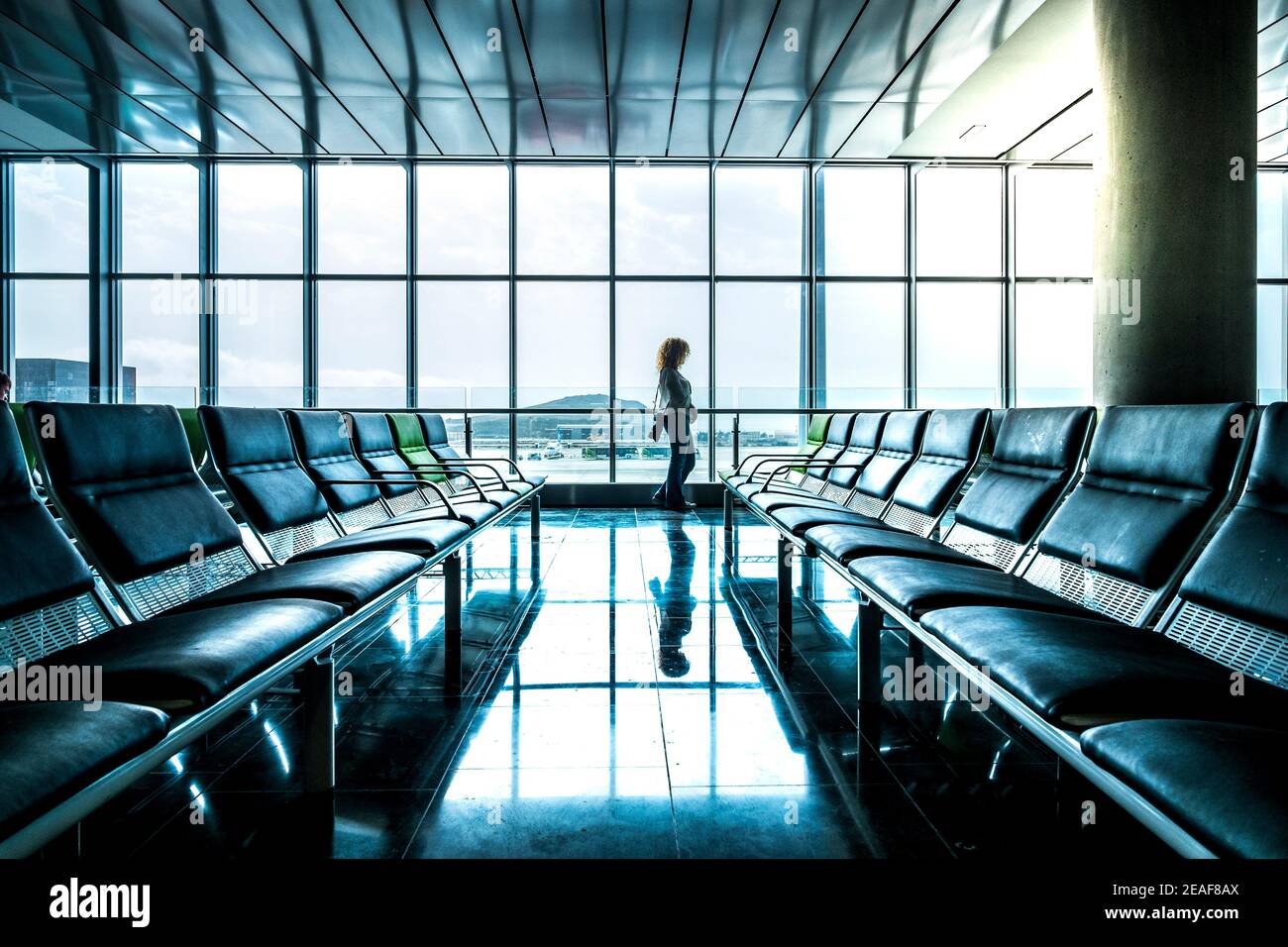Reise Tourismus Krise Notfall für Coronavirus Lockdown Restriktionen Konzept mit Eine einsame Frau wartet auf den Flug am Flughafen Gate und No Stockfoto
