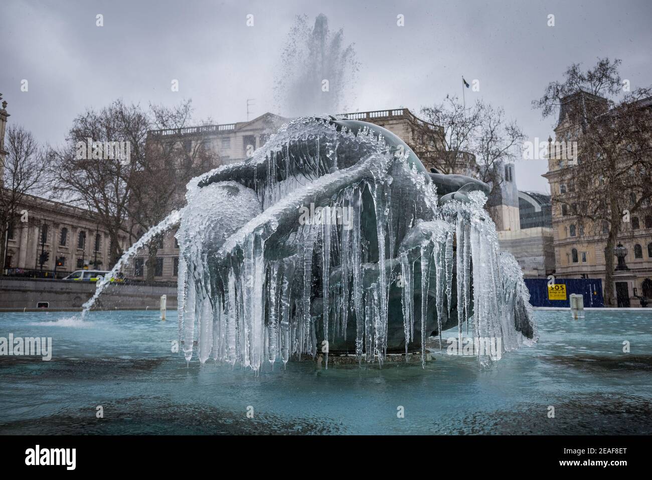 UK Wetter: Storm Darcy: Eiszapfen hängen an den Wasserfontäne Statuen im Trafalgar Square, London, UK. Stockfoto