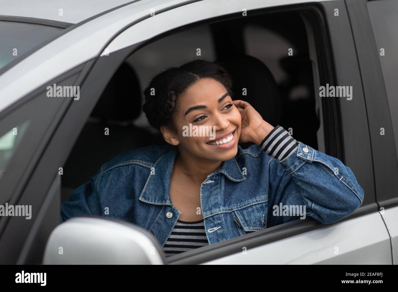 Angenehme Blicke afroamerikanische Frau mit frohen Ausdruck, mit unvergesslichen Reise mit dem Auto zufrieden Stockfoto