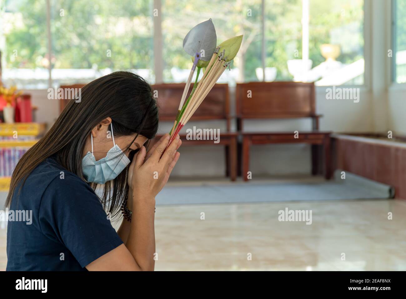 Junge asiatische Frauen machen einen Wunsch in einem Tempel, Konzepte des Lebens, Hoffnung, Glauben und Viel Glück. Stockfoto