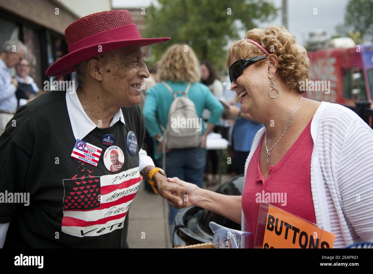 Martha Jane West (links) von St. Louis grüßt Freund Pat Markus von Jefferson County vor dem neu eröffneten Hillary Clinton Wahlkampfbüro auf Lindell Stockfoto