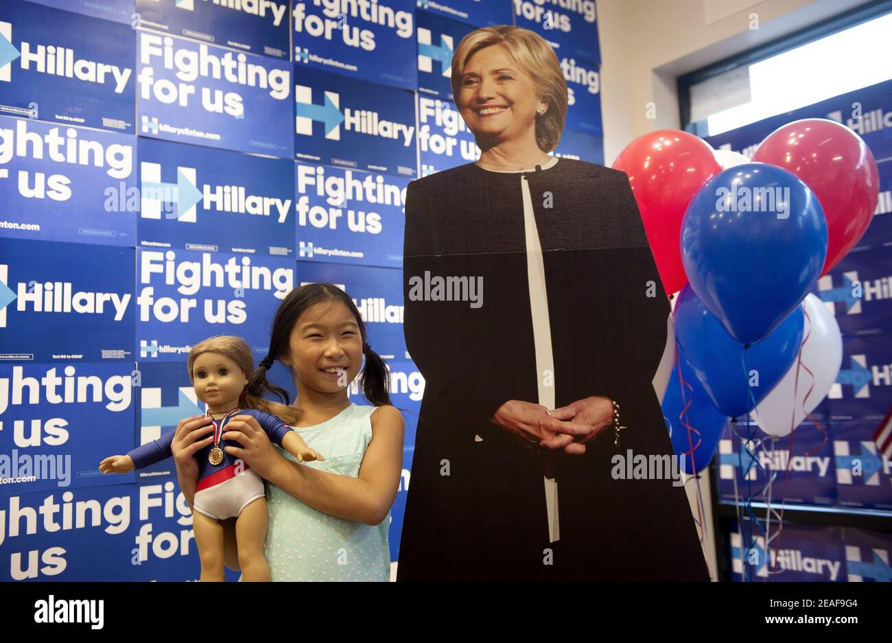 Die siebenjährige Violet Phillips und ihre Puppe posieren mit einem lebensgroßen Karton, der aus der US-Präsidentschaftskandidatin Hillary Clinton herausgeschnitten wurde. Stockfoto