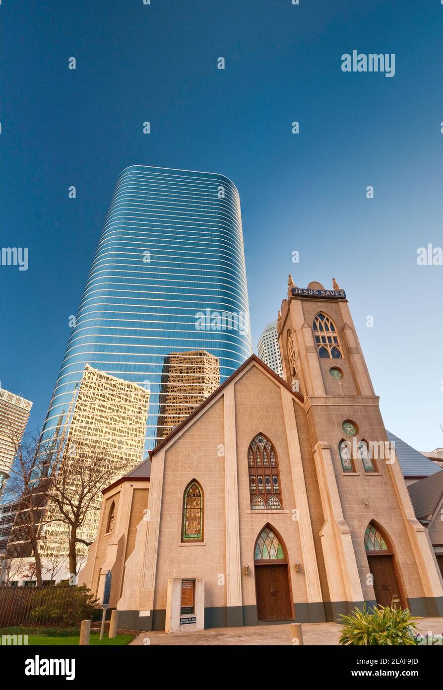 Antioch Missionary Baptist Church, 1400 Smith Street Tower (ehemaliges Enron Center) dahinter, reflektiert andere Wolkenkratzer in der Innenstadt, Houston, Texas, USA Stockfoto