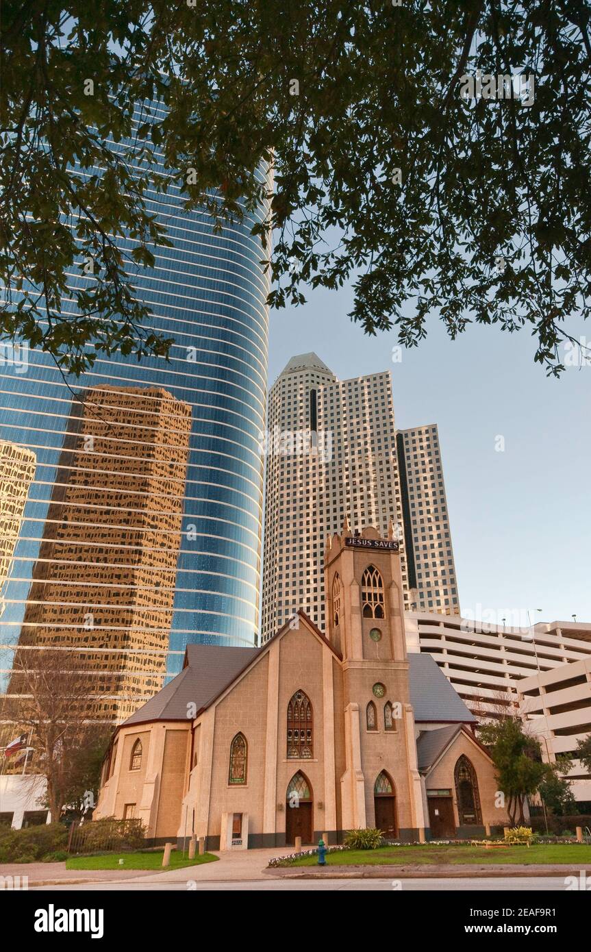 Antioch Missionary Baptist Church, 1400 Smith Street Tower (ehemaliges Enron Center) dahinter, reflektiert andere Wolkenkratzer in der Innenstadt, Houston, Texas, USA Stockfoto