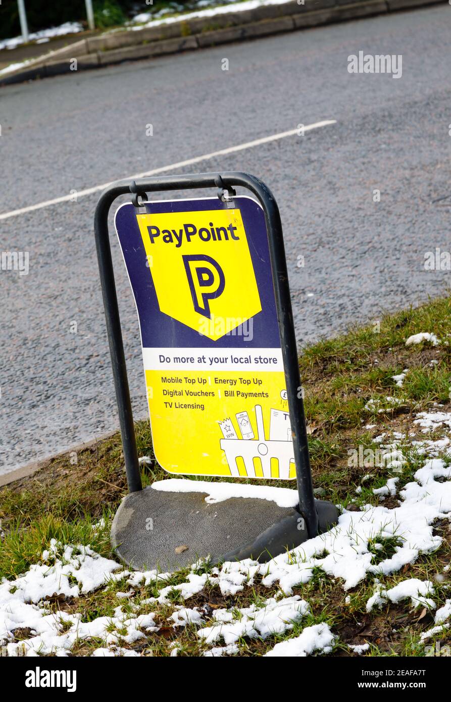 Schwingendes 'PayPoint'-Schild vor einem Dorfladen, Grantham, Lincolnshire, England Stockfoto