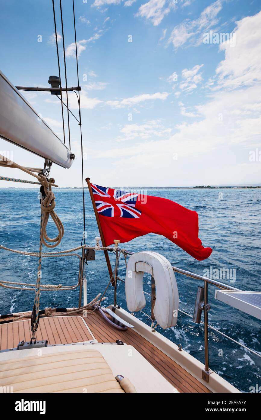 Britische Rote Flagge am Heck der Segelyacht 'Crusader' aus Larnaca Marina, Zypern. Juni 2019 Stockfoto